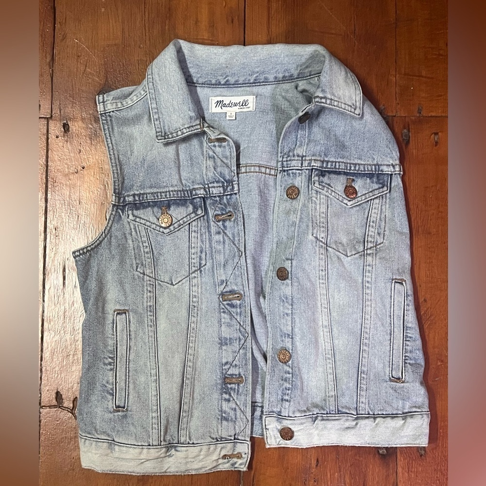 Madewell distressed vest light denim pockets buttons sleeveless size small